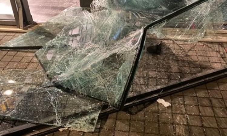 Furto con spaccata al negozio Vrients di Civitanova: rubati capi per 50mila euro (FOTO) Furto con spaccata al negozio Vrients di Civitanova: rubati capi per 50mila euro (FOTO)