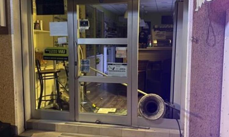 Montelupone, razzia di sigarette e gratta e vinci in tabaccheria: i ladri spaccano la vetrina con un vaso