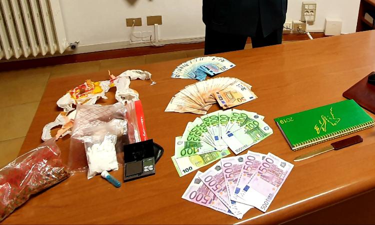 Civitanova, in casa oltre 60 grammi di droga e 7.000 euro in contanti: 29enne ai domiciliari