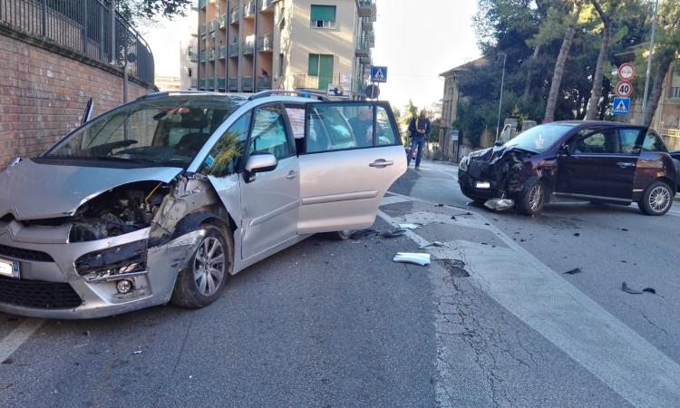 Macerata, schianto tra due auto all'incrocio: soccorsi al lavoro (FOTO)