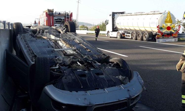 Incidente in A14, auto tampona un tir e si ribalta: donna a Torrette (FOTO)
