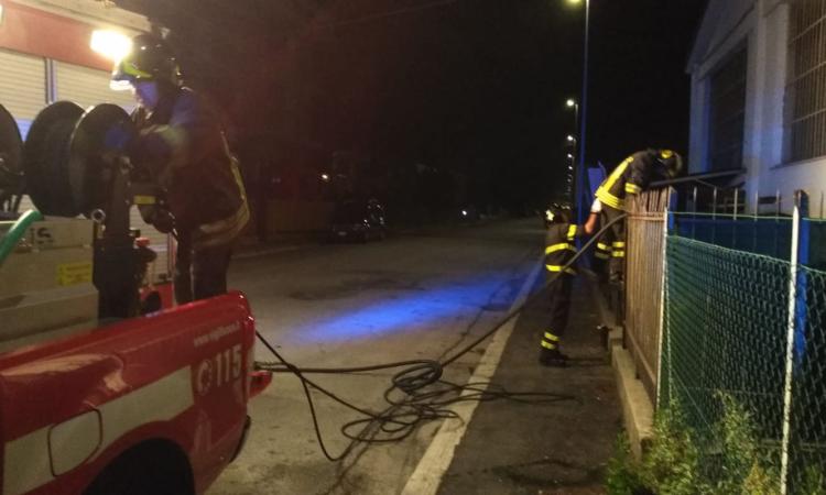 Piediripa, deposito a fuoco nella notte: materiali divorati dalle fiamme (FOTO)