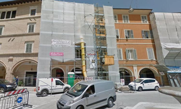 San Severino, post-sisma: tornano agibili tre abitazioni e due negozi in piazza Del Popolo