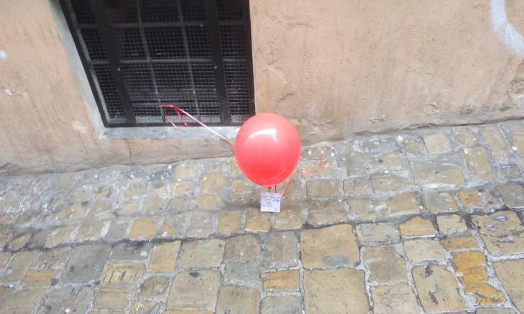Il palloncino rosso di "IT" spunta a Macerata: geniale trovata per Halloween (FOTO)