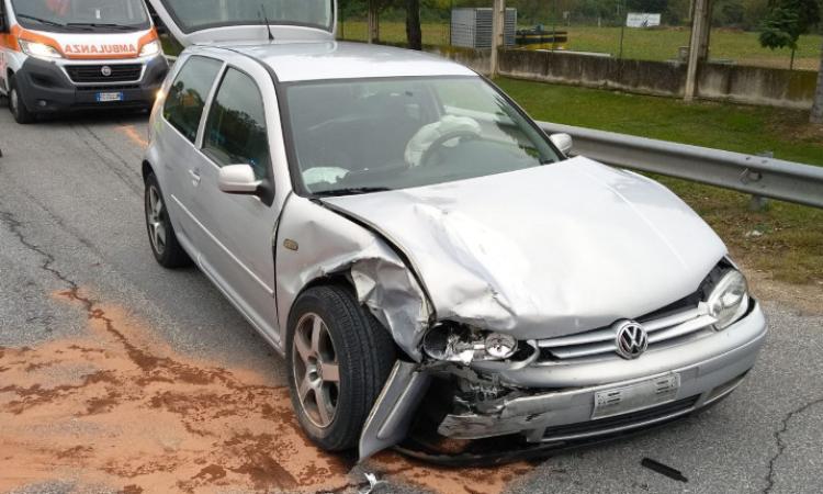 Tolentino, frontale tra due auto all'uscita della superstrada: in due all'ospedale (FOTO)