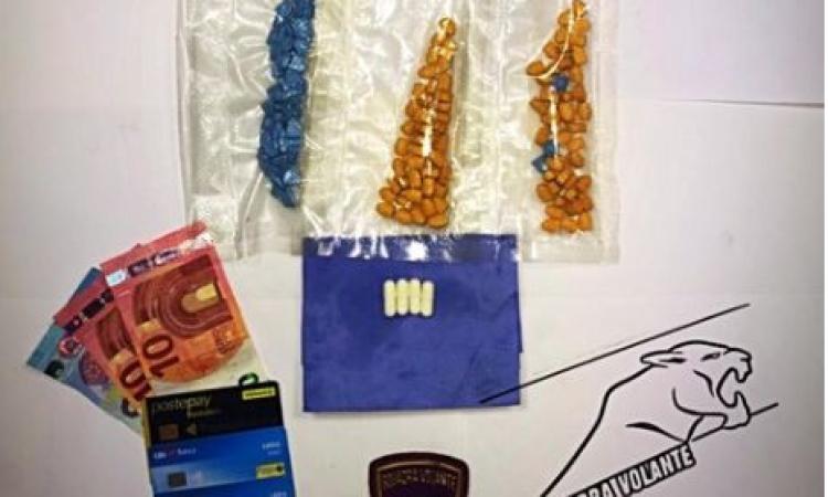 A bordo dell'auto con 200 pasticche di ecstasy: in manette 23enne