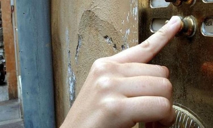 Sarnano, falsi addetti alla raccolta rifiuti derubano anziana: furto da 2mila euro Sarnano, falsi addetti alla raccolta rifiuti derubano anziana: furto da 2mila euro