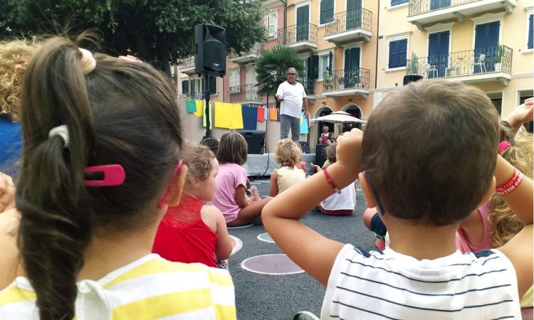 Porto Recanati, Piazza delle Rimembranze riapre alle auto: girotondo di protesta delle mamme