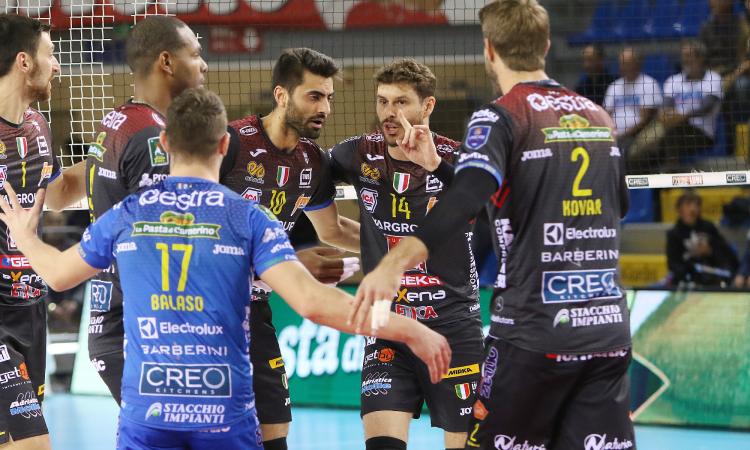 Lube Volley, quarta vittoria di fila in SuperLega per i campioni d'Italia: Latina battuta in quattro set (FOTO) Lube Volley, quarta vittoria di fila in SuperLega per i campioni d'Italia: Latina battuta in quattro set (FOTO)