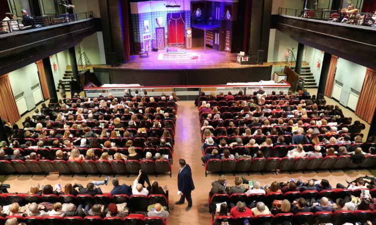 Civitanova, si apre con brindisi e applausi la stagione teatrale: convince "Che disastro di commedia" Civitanova, si apre con brindisi e applausi la stagione teatrale: convince "Che disastro di commedia"