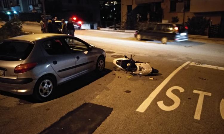 Corridonia, scontro fra auto e scooter all'incrocio: giovane al pronto soccorso (FOTO)