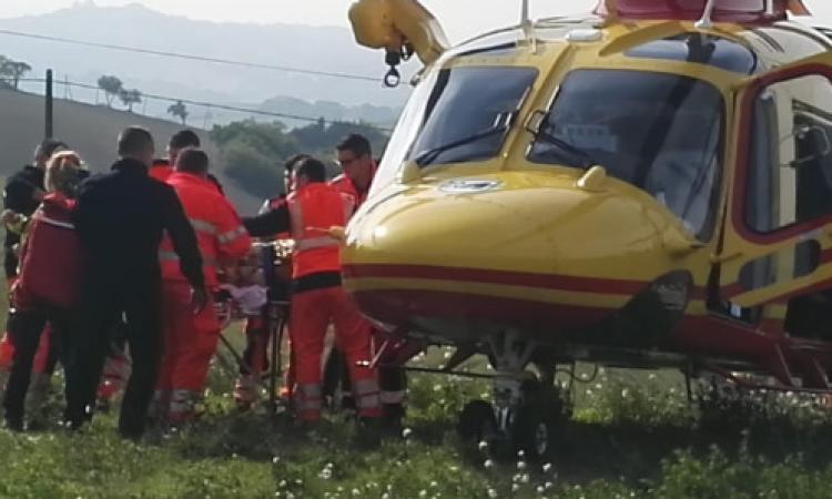 Incidente sul lavoro a Treia, cade dal cassone del camion: uomo trasportato a Torrette in elisoccorso