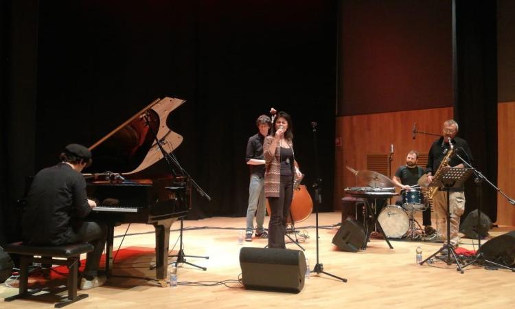 Tolentino, tributo in chiave jazz a Pino Daniele: grande successo delle Convergenze Parallele al Politeama Tolentino, tributo in chiave jazz a Pino Daniele: grande successo delle Convergenze Parallele al Politeama