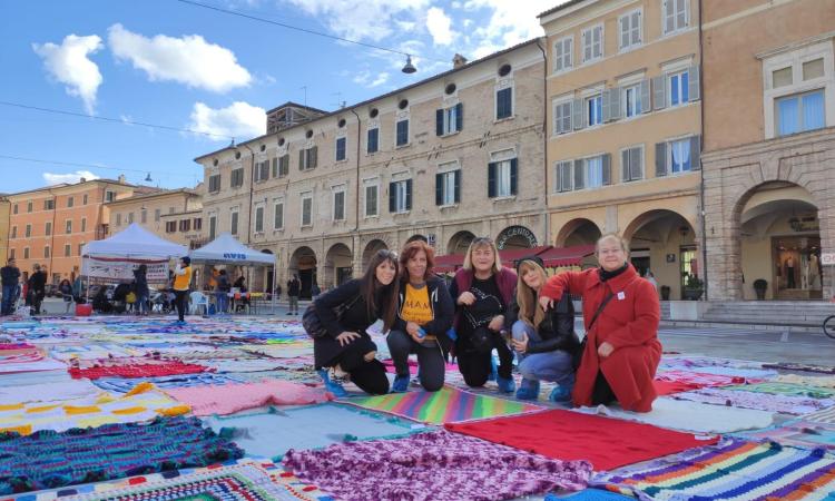 San Severino, le coperte solidali scaldano la piazza: raccolti 3mila euro (FOTO)