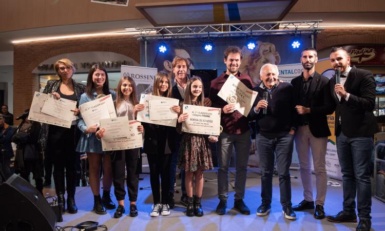 Grandi emozioni alla finalissima di Music Gallery: tra i vincitori premiati da Mogol la maceratese Carolina Galassi Grandi emozioni alla finalissima di Music Gallery: tra i vincitori premiati da Mogol la maceratese Carolina Galassi