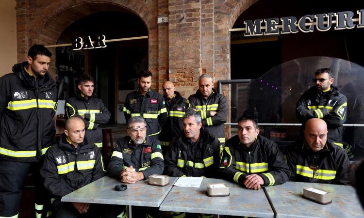 Macerata, i vigili del fuoco manifestano in piazza: "La nostra voce venga ascoltata". Vertice in Prefettura (FOTO) Macerata, i vigili del fuoco manifestano in piazza: "La nostra voce venga ascoltata". Vertice in Prefettura (FOTO)