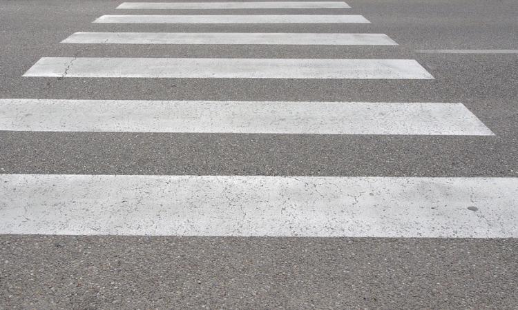 Il pedone attraversa la strada parlando al cellulare: è sua la responsabilità dell'investimento?