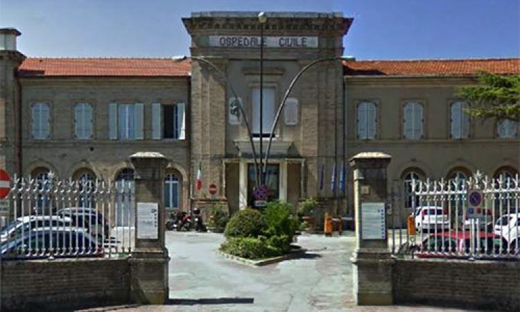 Recanati, ragazza precipita da una finestra dell'ospedale