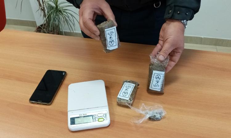 Treia, 300 grammi di hashish in un appartamento del centro: 40enne ai domiciliari