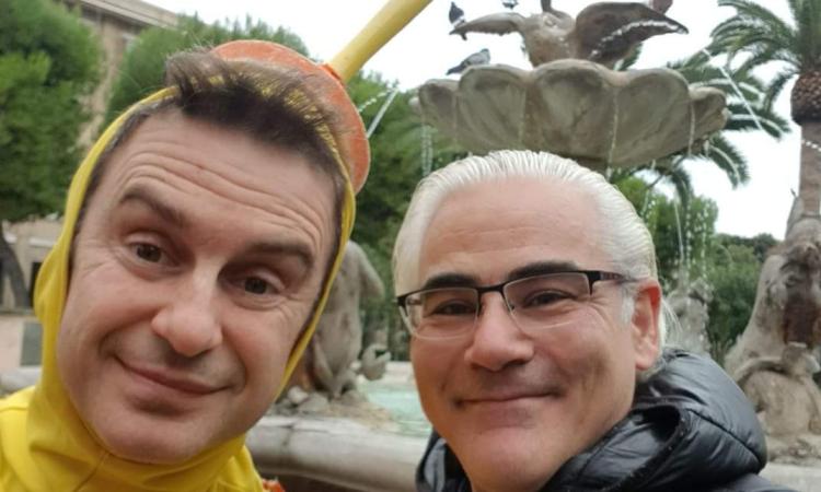 Civitanova, visita a sorpresa di Capitan Ventosa: selfie con l'assessore Borroni  (FOTO)