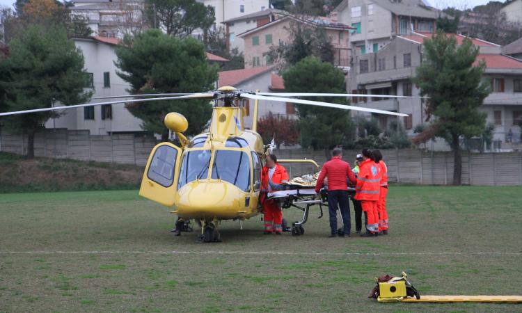 Potenza Picena, incidente sul lavoro: 35enne cade da oltre 5 metri, trasportato a Torrette (FOTO)
