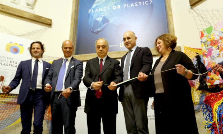 Unimc, una folla di studenti per il taglio del nastro della mostra "Planet or Plastic" (FOTO)