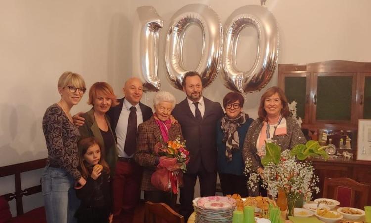 Camerino, grande festa a sorpresa per i 100 anni di Nicolina Moneta Camerino, grande festa a sorpresa per i 100 anni di Nicolina Moneta