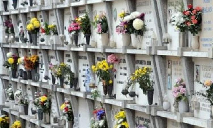 Treia,  nuove regole per entrare al cimitero: affluenza contingentata e sosta massima di 60 minuti