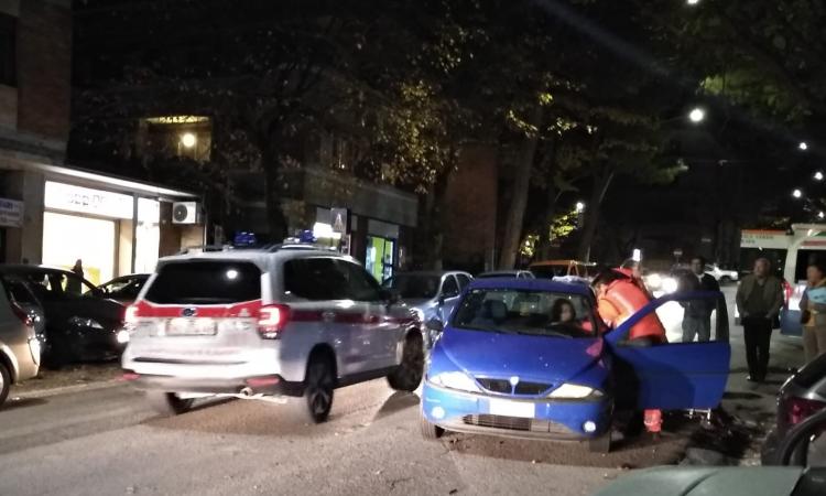 Macerata, scontro tra due auto in viale Martiri della Libertà: una ragazza all'ospedale (FOTO)