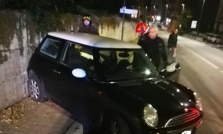 Macerata, colto da malore alla guida finisce con l'auto sopra il marciapiede: 24enne all'ospedale
