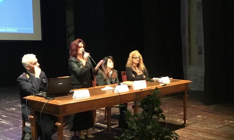Montelupone, un teatro gremito contro i pericoli della rete Montelupone, un teatro gremito contro i pericoli della rete