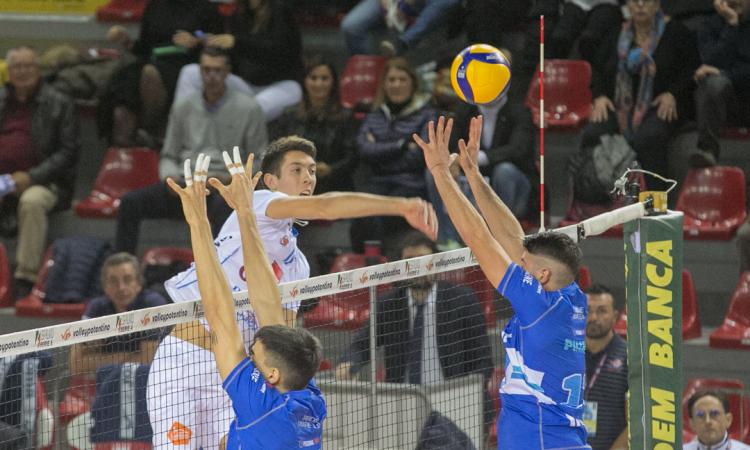 Terza vittoria di fila per la GoldenPlast Civitanova: Invent battuta in quattro set Terza vittoria di fila per la GoldenPlast Civitanova: Invent battuta in quattro set