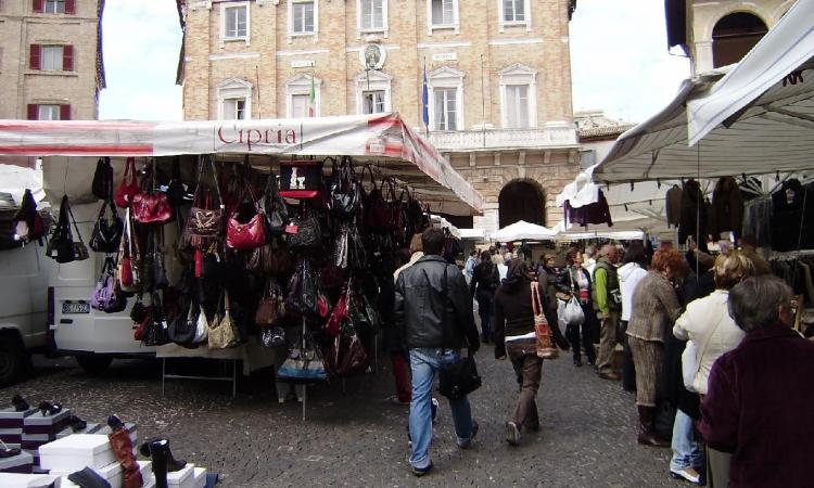 Macerata, mercato del mercoledì: le bancarelle di Piazza della Libertà traslocano in corso Cavour Macerata, mercato del mercoledì: le bancarelle di Piazza della Libertà traslocano in corso Cavour
