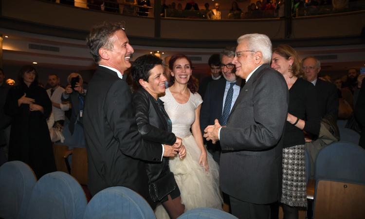 Il presidente Mattarella assiste allo spettacolo "Pesce d'aprile" con Cesare Bocci (FOTO) Il presidente Mattarella assiste allo spettacolo "Pesce d'aprile" con Cesare Bocci (FOTO)
