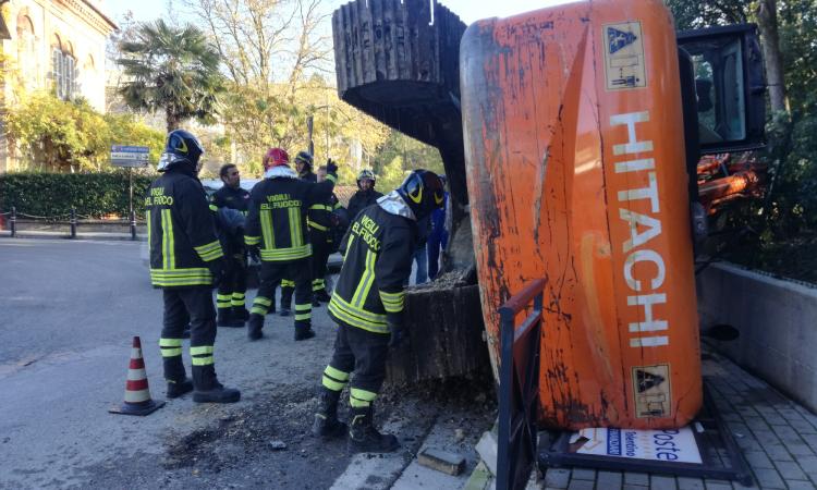 Escavatore si ribalta da un camion: paura a Tolentino (FOTO)