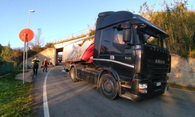 San Severino, autoarticolato perde parte del carico: disagi alla viabilità (FOTO)