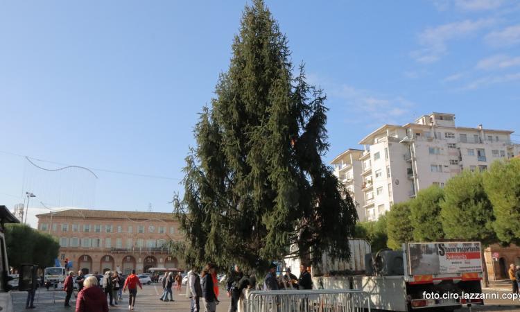 A Civitanova arrivano i fratelli di Esine: sabato 7 l'accensione dell'albero di Natale A Civitanova arrivano i fratelli di Esine: sabato 7 l'accensione dell'albero di Natale