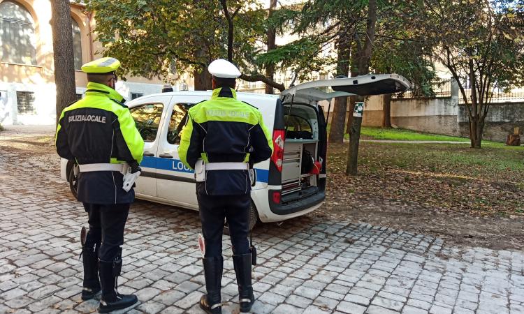 Macerata, investe un sacerdote in Piazza Strambi e fugge: denunciato un 22enne