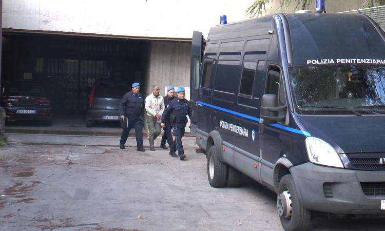 Macerata, omicidio della 19enne Azka Riaz: ergastolo per il padre Macerata, omicidio della 19enne Azka Riaz: ergastolo per il padre