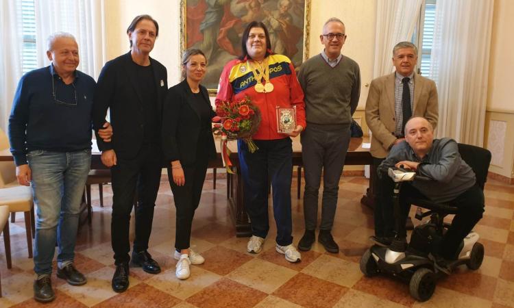Civitanova, la campionessa paralimpica Assunta Legnante riceve lo stemma del Comune Civitanova, la campionessa paralimpica Assunta Legnante riceve lo stemma del Comune