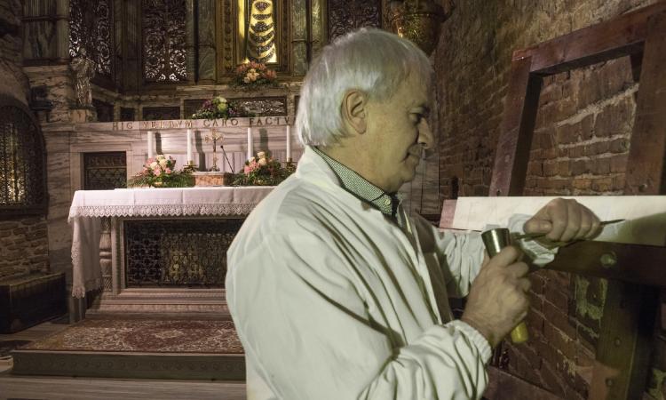 La scritta nell’Altare nella Santa Casa di Loreto riscolpita dal Maestro recanatese Malleus La scritta nell’Altare nella Santa Casa di Loreto riscolpita dal Maestro recanatese Malleus