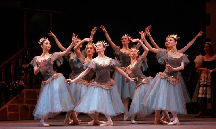Al Rossini di Civitanova in diretta da Londra Coppélia Al Rossini di Civitanova in diretta da Londra Coppélia
