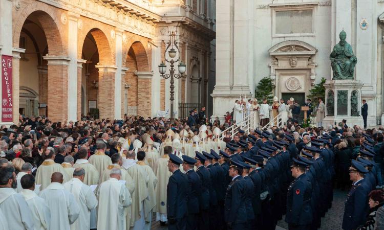 Aperta la Porta Santa a Loreto: si apre il Giubileo Lauretano Aperta la Porta Santa a Loreto: si apre il Giubileo Lauretano