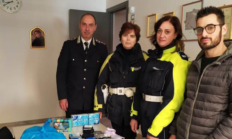 Tolentino, lotta al commercio abusivo: stretta della Polizia locale e dei carabinieri Tolentino, lotta al commercio abusivo: stretta della Polizia locale e dei carabinieri