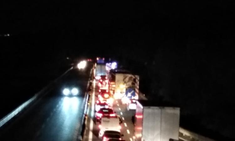 Incidente in superstrada all'altezza di Corridonia: tre feriti in codice giallo in ospedale, traffico in tilt
