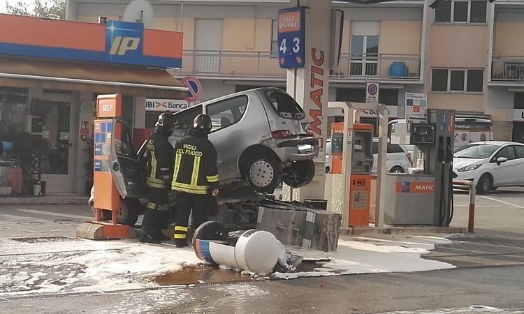 Piediripa, fa retromarcia e abbatte una colonnina di benzina: soccorsa una donna (FOTO) Piediripa, fa retromarcia e abbatte una colonnina di benzina: soccorsa una donna (FOTO)