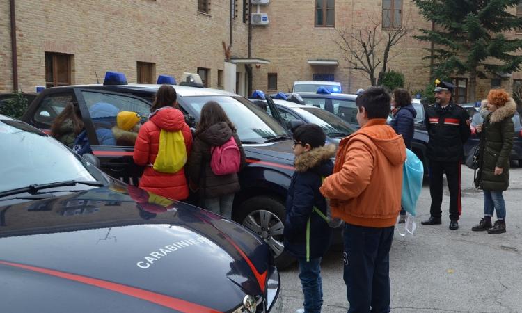 Carabinieri per un giorno, alunni della Scuola "Martiri della Libertà" in visita al Comando Provinciale Carabinieri per un giorno, alunni della Scuola "Martiri della Libertà" in visita al Comando Provinciale