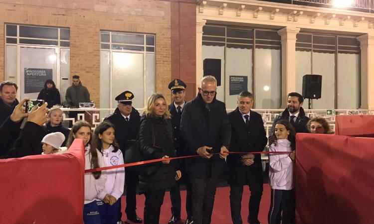 Civitanova, parte lo shopping in centro per il Natale 2019: parcheggi gratis per tre giorni Civitanova, parte lo shopping in centro per il Natale 2019: parcheggi gratis per tre giorni