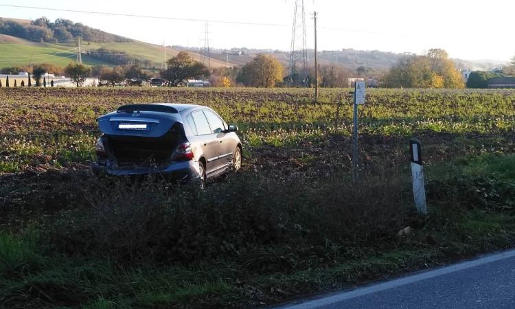 Tamponamento lungo la provinciale: auto finisce in un campo (FOTO)