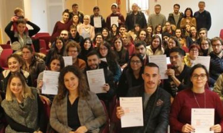 Servizio civile a Macerata, consegnati gli attestati di frequenza ai volontari Servizio civile a Macerata, consegnati gli attestati di frequenza ai volontari